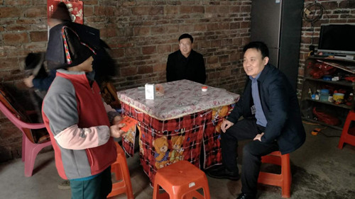 扶贫何江鸿深入汇源瑶族乡走访慰问贫困户